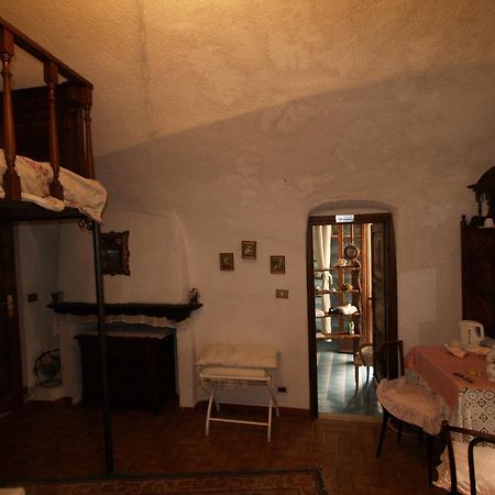 Le Petit Chateau Bed and Breakfast Dolceacqua Esterno foto