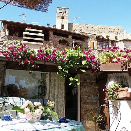 Le Petit Chateau Bed and Breakfast Dolceacqua Esterno foto