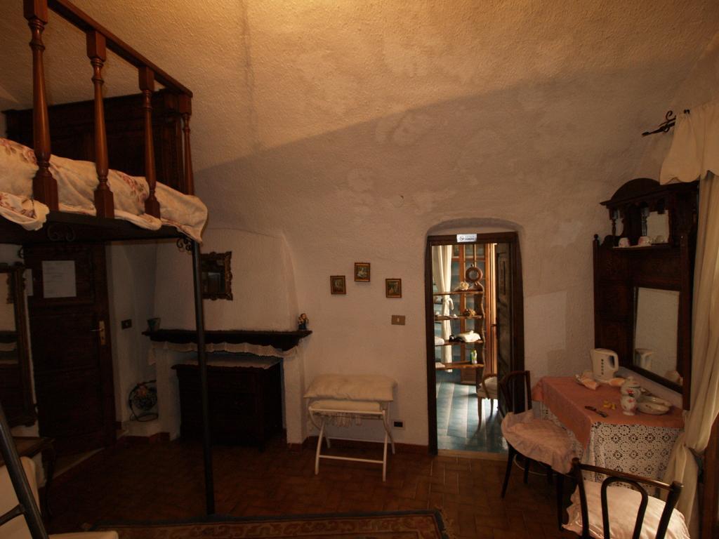 Le Petit Chateau Bed and Breakfast Dolceacqua Esterno foto